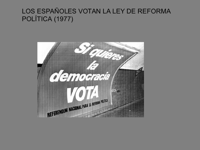 Los españoles votan la ley de la reforma política.