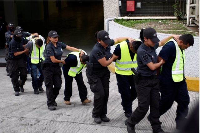 22 policías son detenidos