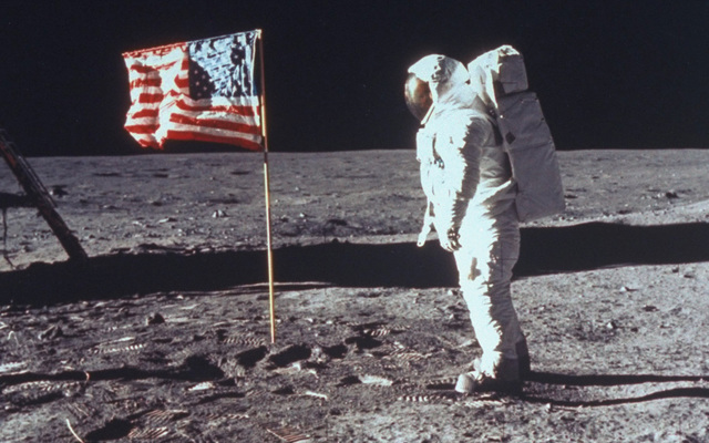 US Lands Man on the Moon