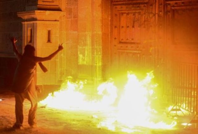 Vándalos queman puerta de Palacio Nacional