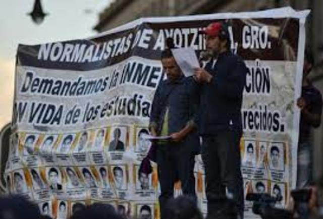 Padres de los normalistas realizan mitin en el DF