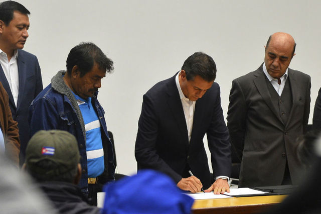 Familiares de normalistas