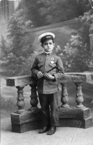 He studied in the Cooperativo school of the Alamos in Bogota