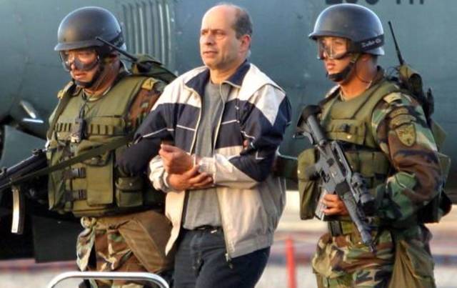 el gobierno colombiano extradita a Simón Trinidad, un jefe de las FARC