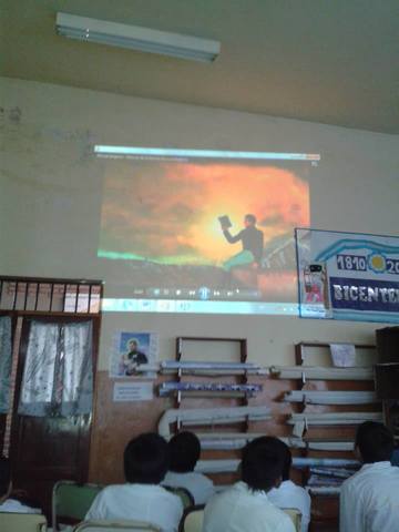El uso del formato audiovisual en las clases se hace más frecuente gracias a la llegada de un nuevo retroproyector conjuntamente con el Aula Digital