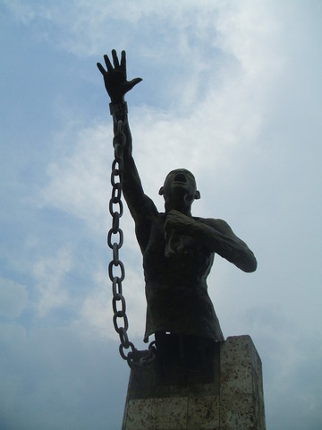 Plaza con una estatua de Africanos