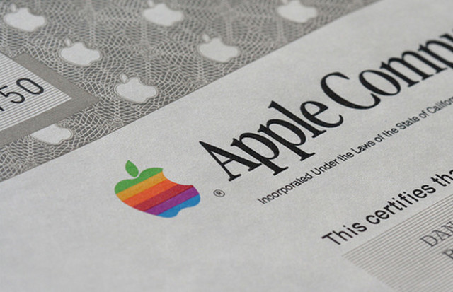 Date Apple computer goes public