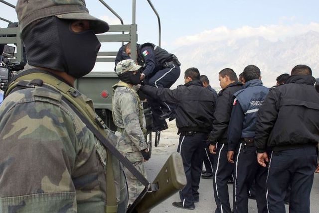 Detienen a policías municipales de Iguala