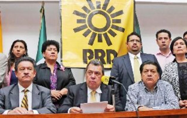 PRD se disculpa con Ayotzinapa