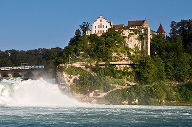 Семья переезжает в замок Лауфен