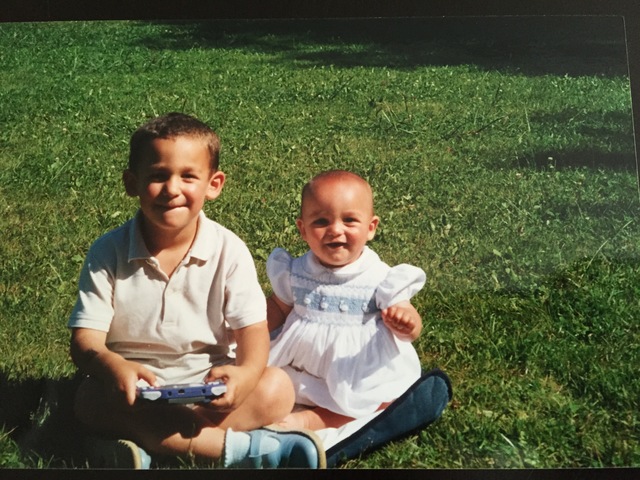 Jugando con mi hermano.