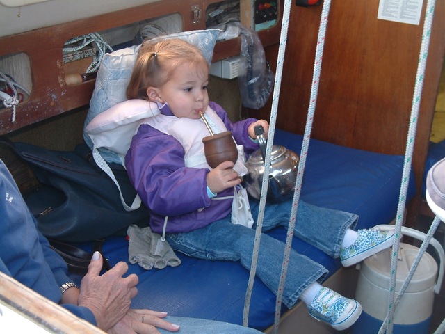 Tomando mate y en el barco