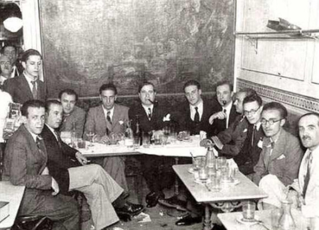 Lorca se reune con jovenes intelectuales en lo que ellos denominan "El Rinconcillo".
