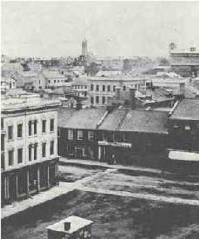 John A. Macdonald à immigrer avec son famille en Kingston, Haut- Canada, quand il était cinq.
