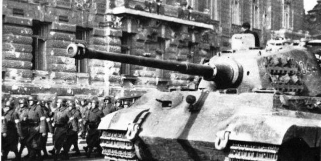 HUNGARIANS AND SOVIETS FREE BUDAPEST