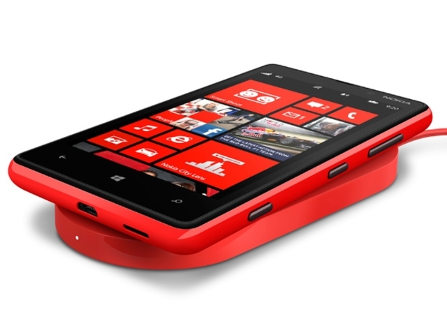 Primer celular que carga inalambricamente