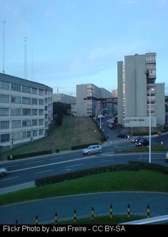 O autor marcha vivir á Coruña.