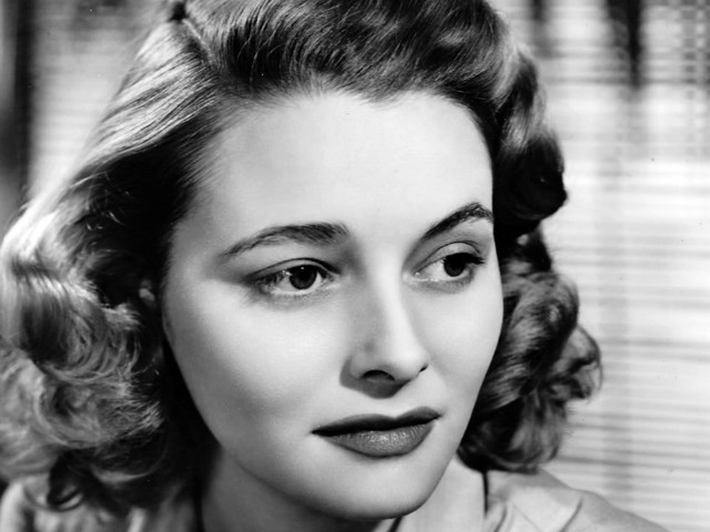 He marries the American actress Patricia Neal in New York.