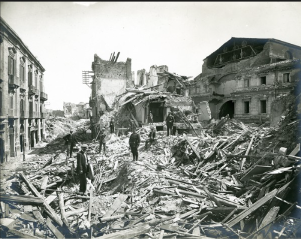 Un terrible terremoto asuela Sicilia y Calabria haciendo desaparecer ciudades enteras: Messina y Reggio se convierten en ruinas. Mueren más de 130.000 personas y cientos de miles se quedan sin hogar.