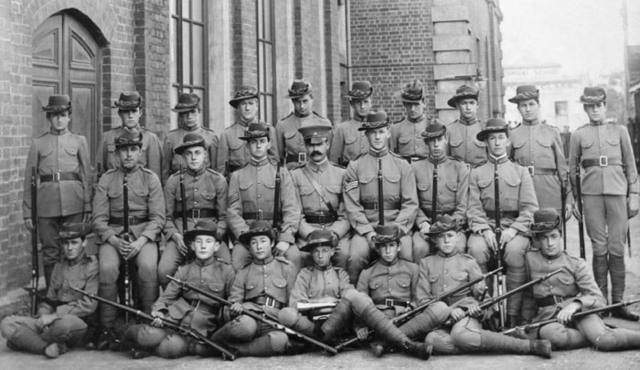 Australia volunteers to fight in ww1 with the British
