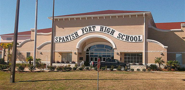 Conoce a Julio y piensa que es guapo.