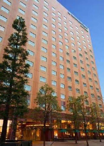 Holden checks in at the Edmont Hotel.