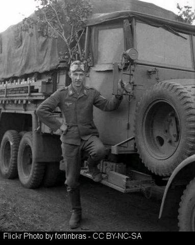 Foi chamado pola Wehmacht e alistouse no exército alemán