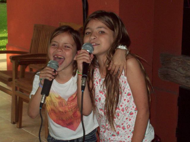 Cantando en mi cumple con Mia