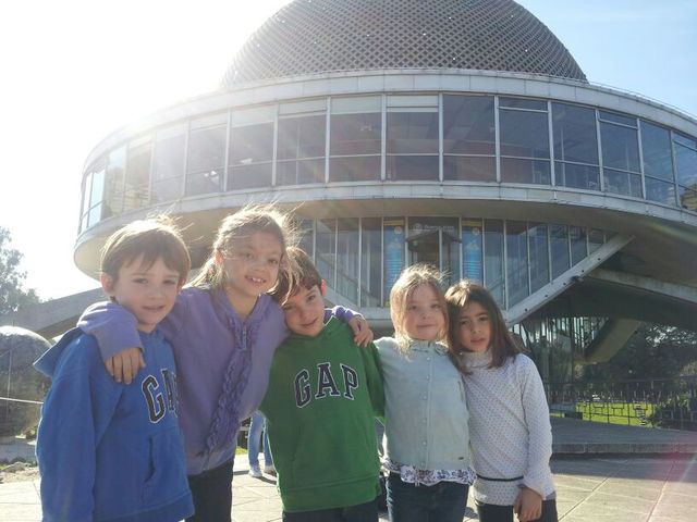 en el planetario con mis primos