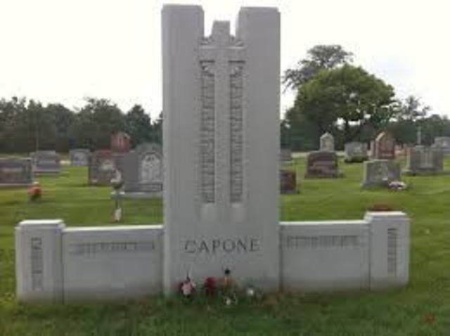 Al Capone dies