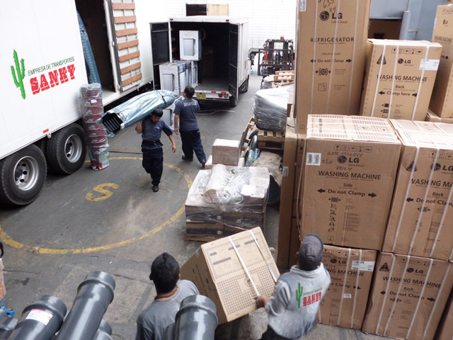 llegada de postes a puerto