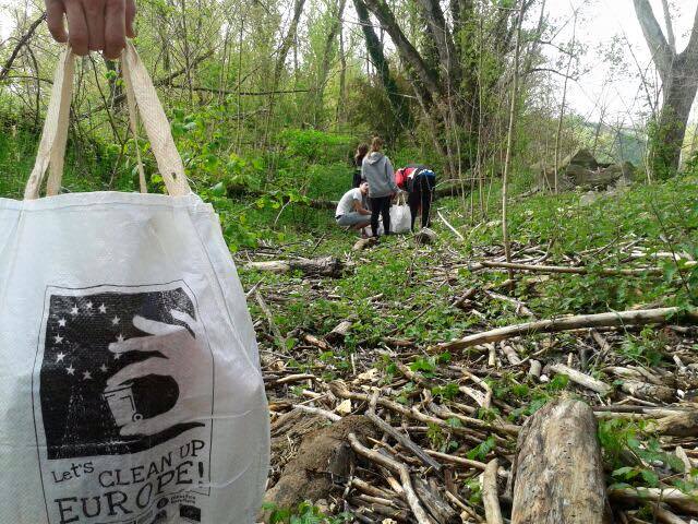 Membres de la CUP participen a la jornada de neteja del riu