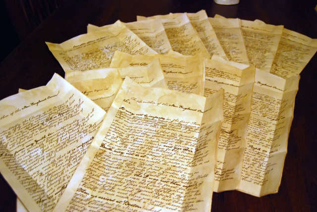 Crea su primera obra real, " silence dogood"