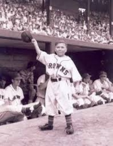 Eddie Gaedel bats