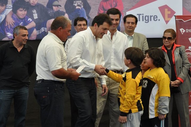 Junto a Juan Manuel Urtubey lanzamos en Tigre el Programa de ayuda a los clubes de barrio