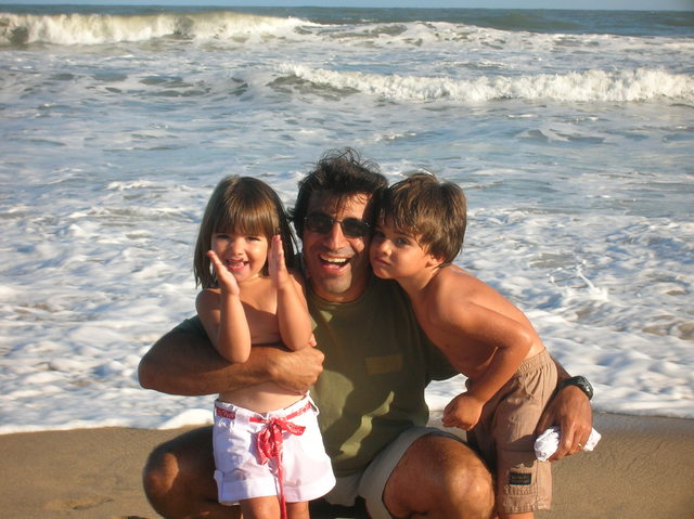 en la playa con mi hermano y mi papi