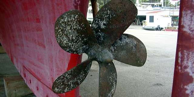 Barco propulsado por helices