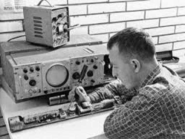 Invencion de las primeras tarjetas de circuitos impresos