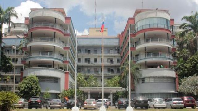 Grupo oficialista acosa a dos periodista en rueda de prensa del Hospital Universitario
