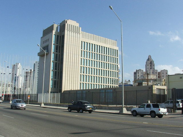 Estados Unidos rompe relaciones diplomáticas con Cuba.