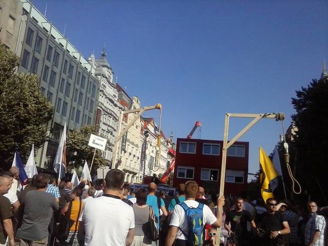 Protest před Úřadem vlády v Praze proti uprchlíkům a Evropské unii