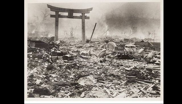 E.U.A ataca a Japón con bombas (Hiroshima y Nagasaki)