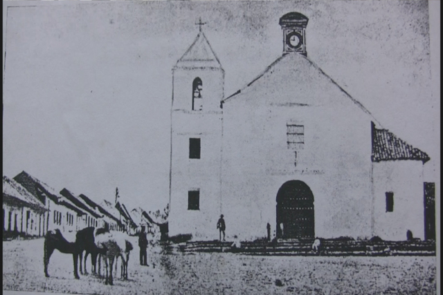 Se constreuye el templo en piedra y ladrillo