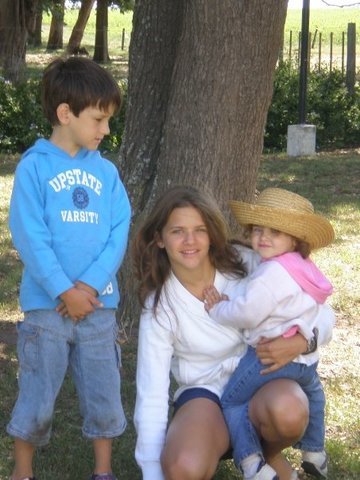 Con mi hermano y mi hermana en el campo de mi padrino.
