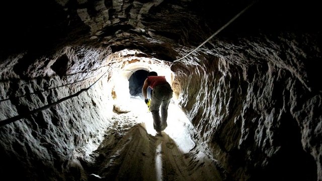 A medianoche de ese día, Israel lanzó oficialmente su operación "Margen Protector" con el objetivo de acabar con los lanzamiento y de expulsar de los túneles a los grupos armados.