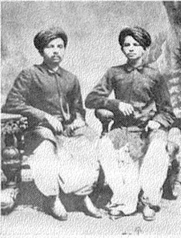 Gandhi moves to Rajkot, India