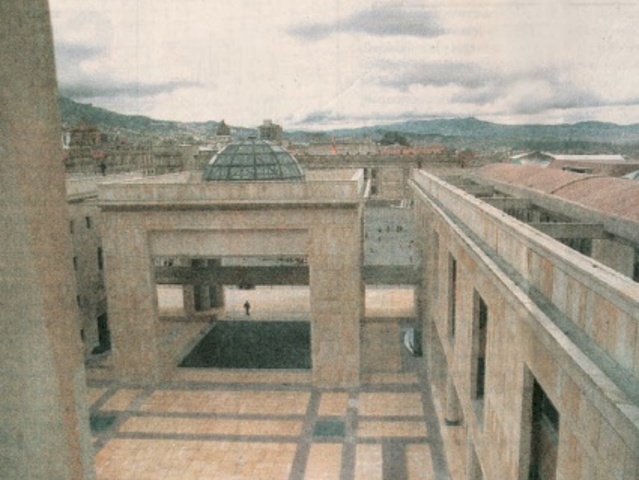 PATIO INTERIOR Y BALDAQUINO  DEL PALACIO DE JUSTICIA (2001)