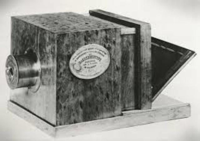 el daguerrotippo fue considerado como el primer proceso quimico , para conseguir que las imagens se fijaran en una superficie