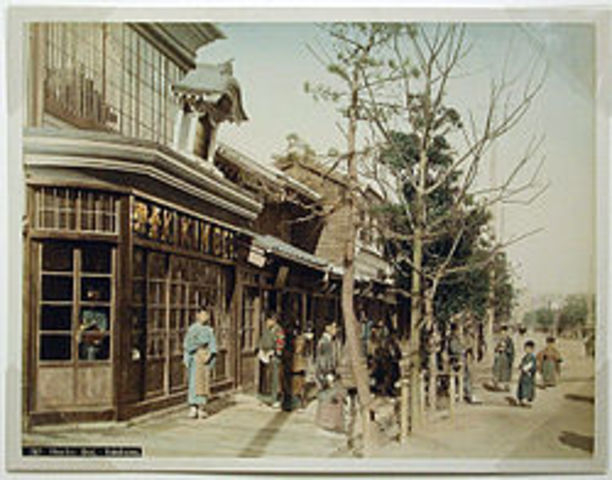 en 1861 fue la primera fotografia a color obtenida por el fisico james clerk , trealizando tres fotografias sucesivas con un filtro diferente rojo ,verde y azul ( sigle XIX