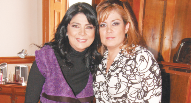 COMPARTIO SU CARRERA CON SU HERMANA